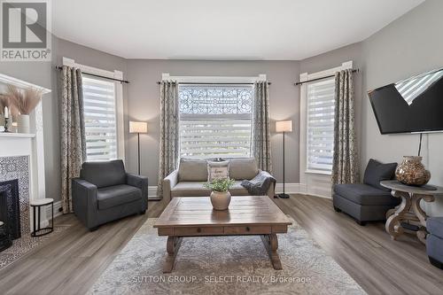28 Wellington Street, St. Thomas, ON - Indoor Photo Showing Living Room With Fireplace