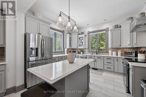28 Wellington Street, St. Thomas, ON - Indoor Photo Showing Kitchen With Upgraded Kitchen