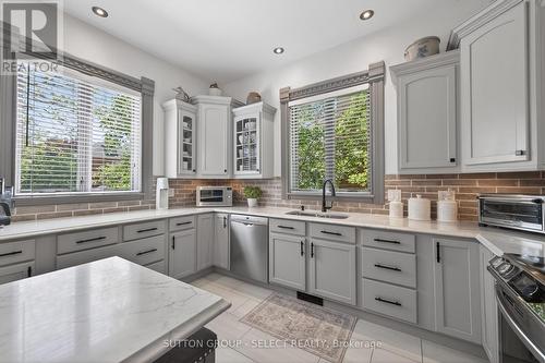 28 Wellington Street, St. Thomas, ON - Indoor Photo Showing Kitchen With Double Sink With Upgraded Kitchen