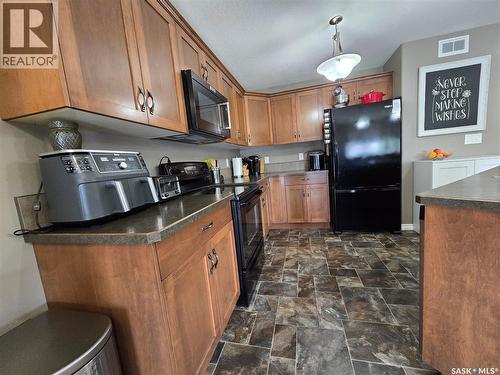 610 Barber Crescent, Weyburn, SK - Indoor Photo Showing Kitchen