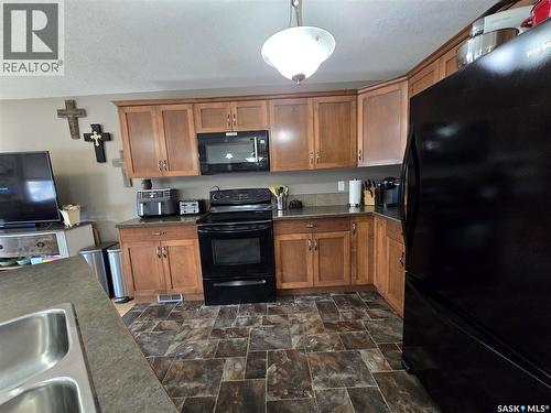 610 Barber Crescent, Weyburn, SK - Indoor Photo Showing Kitchen