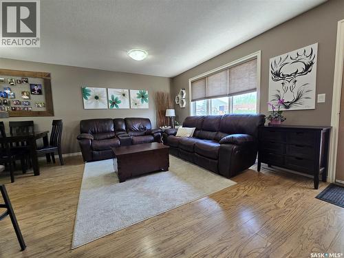610 Barber Crescent, Weyburn, SK - Indoor Photo Showing Living Room