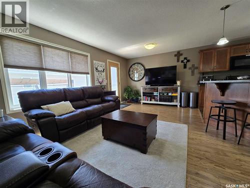 610 Barber Crescent, Weyburn, SK - Indoor Photo Showing Living Room