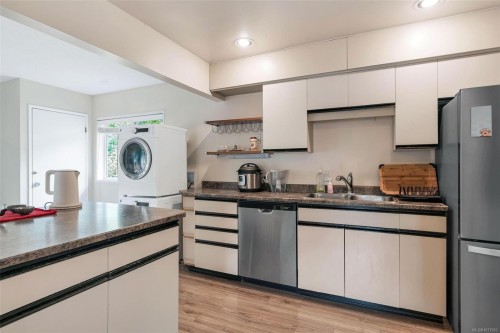 3958 Emerald Pl, Saanich, BC 