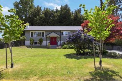 1909 Ferndale Rd Saanich, BC V8N 2Y4