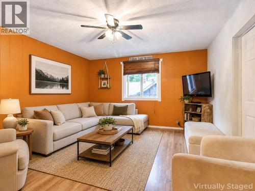 7310 51 Street Ne, Salmon Arm, BC - Indoor Photo Showing Living Room