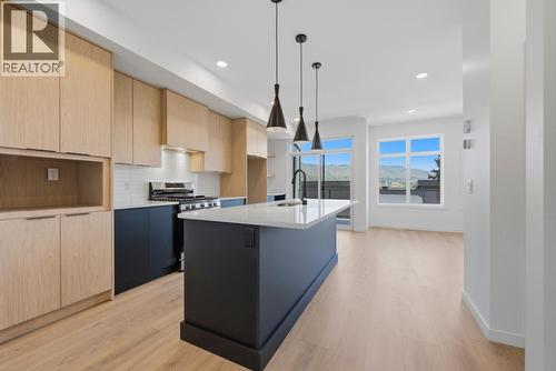 7599 Klinger Road Unit# 18, Okanagan Landing, BC - Indoor Photo Showing Kitchen With Upgraded Kitchen