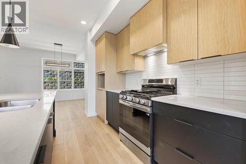 7599 Klinger Road Unit# 18, Okanagan Landing, BC - Indoor Photo Showing Kitchen With Upgraded Kitchen