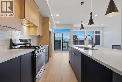 7599 Klinger Road Unit# 18, Okanagan Landing, BC - Indoor Photo Showing Kitchen With Double Sink With Upgraded Kitchen