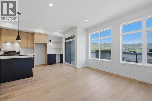 7599 Klinger Road Unit# 18, Okanagan Landing, BC - Indoor Photo Showing Kitchen