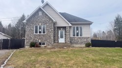 1254 Rue Charbonneau  Sainte-Sophie, QC J5J 2G9