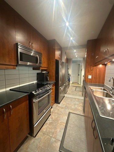 Kitchen - 4817 Av. Westmore, Montréal (Côte-Des-Neiges/Notre-Dame-De-Grâce), QC - Indoor Photo Showing Kitchen With Double Sink