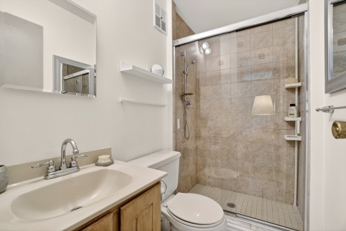 Salle de bains attenante à la CCP - 927 Place Soulanges, Brossard, QC - Indoor Photo Showing Bathroom