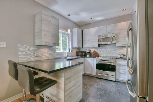 Cuisine - 14 Rue Boréale, Saint-Hippolyte, QC - Indoor Photo Showing Kitchen With Upgraded Kitchen