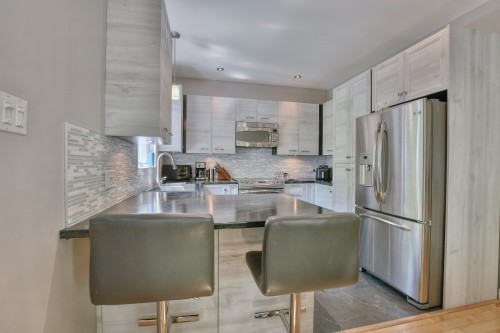 Cuisine - 14 Rue Boréale, Saint-Hippolyte, QC - Indoor Photo Showing Kitchen With Upgraded Kitchen