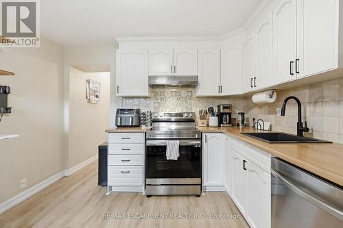 34 Baillie Street, Hamilton, ON - Indoor Photo Showing Kitchen