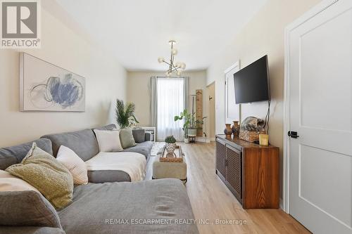 34 Baillie Street, Hamilton, ON - Indoor Photo Showing Living Room