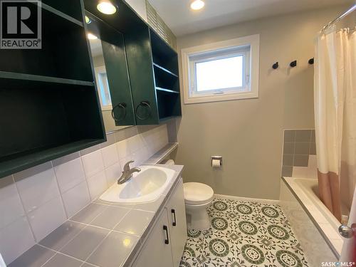 210 First Avenue, Yorkton, SK - Indoor Photo Showing Bathroom