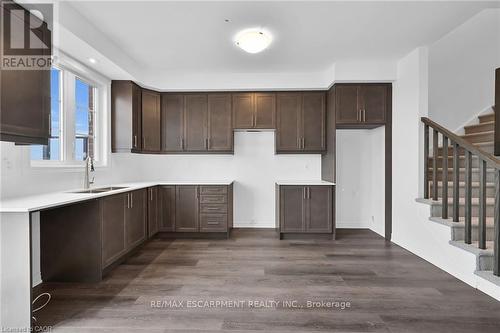 35 - 120 Court Drive, Brant, ON - Indoor Photo Showing Kitchen With Double Sink