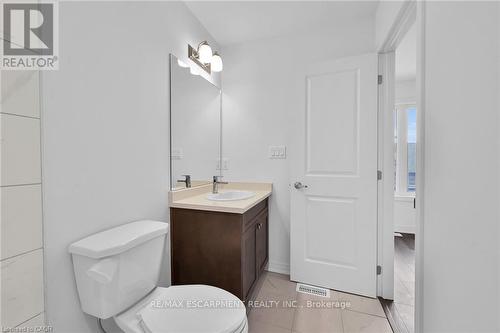 35 - 120 Court Drive, Brant, ON - Indoor Photo Showing Bathroom