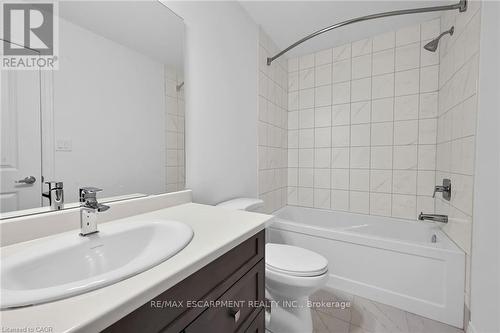 35 - 120 Court Drive, Brant, ON - Indoor Photo Showing Bathroom