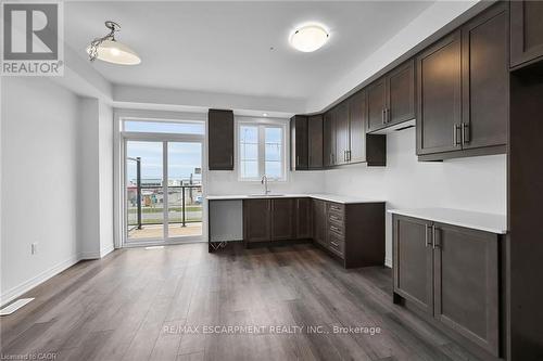 35 - 120 Court Drive, Brant, ON - Indoor Photo Showing Kitchen