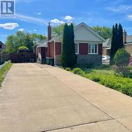 34 GREYLAWN CRESCENT Toronto, ON M1R 2V6