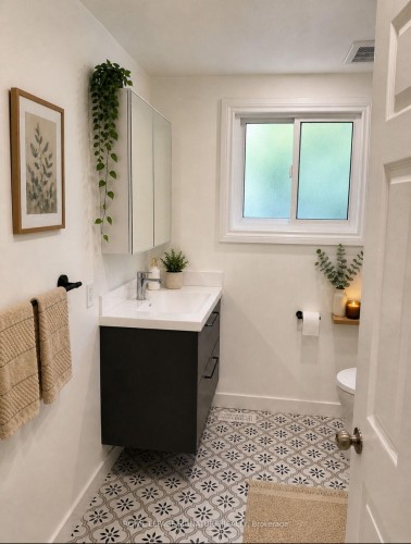 66 Victor Boulevard, Hamilton, ON - Indoor Photo Showing Bathroom