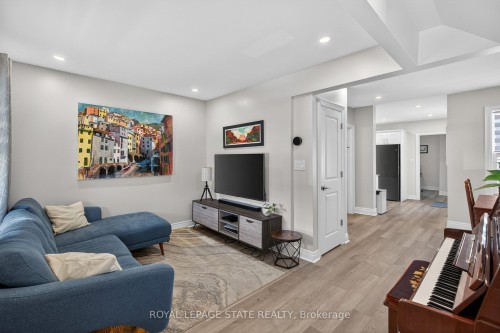 69 Robins Avenue, Hamilton, ON - Indoor Photo Showing Living Room