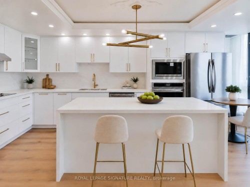 Ph10-55 Harbour Square, Toronto, ON - Indoor Photo Showing Kitchen With Upgraded Kitchen