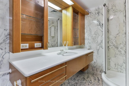 Ph10-55 Harbour Square, Toronto, ON - Indoor Photo Showing Bathroom