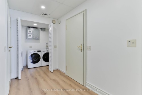 Ph10-55 Harbour Square, Toronto, ON - Indoor Photo Showing Laundry Room