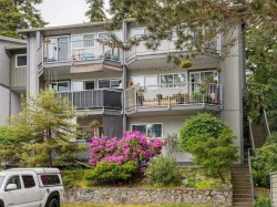 518 Carnation Pl Saanich, BC V8Z 6G6