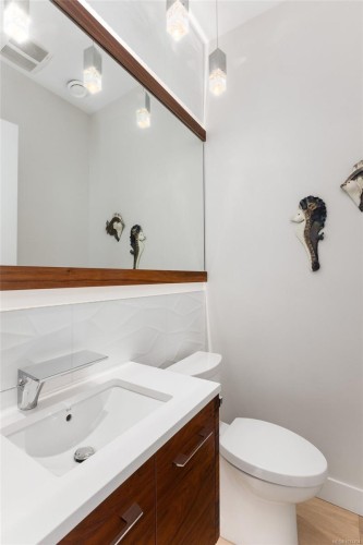 10303 Resthaven Dr, Sidney, BC - Indoor Photo Showing Bathroom