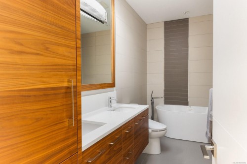 10303 Resthaven Dr, Sidney, BC - Indoor Photo Showing Bathroom