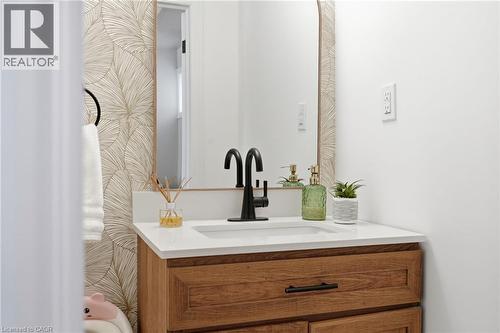 34 Baillie Street, Hamilton, ON - Indoor Photo Showing Bathroom