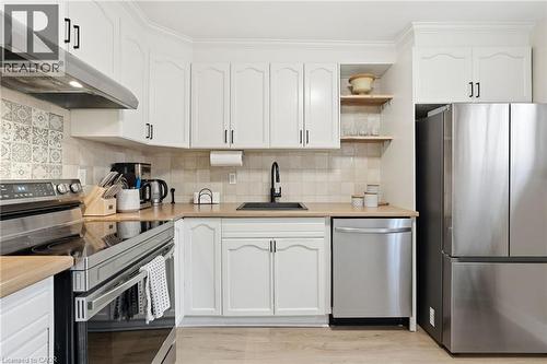 34 Baillie Street, Hamilton, ON - Indoor Photo Showing Kitchen