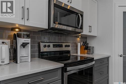 335 Hassard Close, Saskatoon, SK - Indoor Photo Showing Kitchen