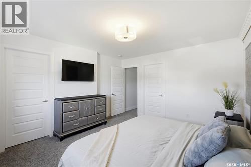 335 Hassard Close, Saskatoon, SK - Indoor Photo Showing Bedroom