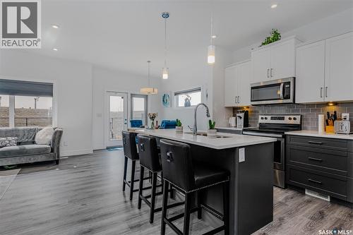 335 Hassard Close, Saskatoon, SK - Indoor Photo Showing Kitchen With Upgraded Kitchen