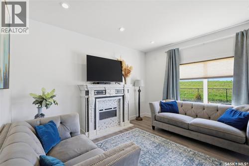 335 Hassard Close, Saskatoon, SK - Indoor Photo Showing Living Room