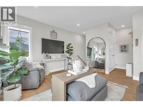 264 Douglas Avenue, Penticton, BC - Indoor Photo Showing Living Room