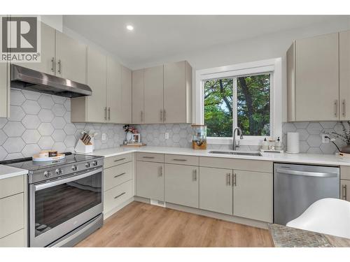 264 Douglas Avenue, Penticton, BC - Indoor Photo Showing Kitchen With Upgraded Kitchen