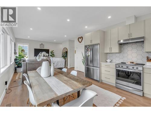 264 Douglas Avenue, Penticton, BC - Indoor Photo Showing Kitchen With Upgraded Kitchen