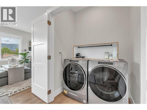 264 Douglas Avenue, Penticton, BC - Indoor Photo Showing Laundry Room