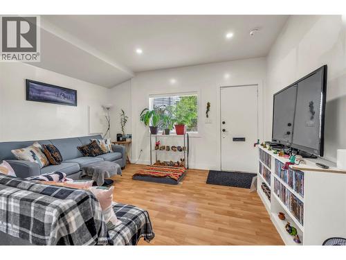 264 Douglas Avenue, Penticton, BC - Indoor Photo Showing Living Room