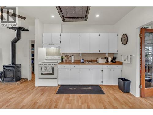 264 Douglas Avenue, Penticton, BC - Indoor Photo Showing Kitchen With Double Sink