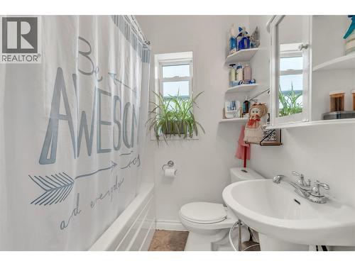 264 Douglas Avenue, Penticton, BC - Indoor Photo Showing Bathroom
