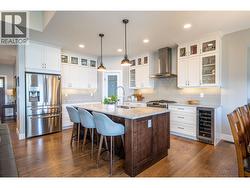 Kitchen has high quality appliances - 