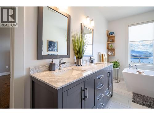 Primary bedroom ensuite - 132 Crown Crescent, Vernon, BC - Indoor Photo Showing Bathroom